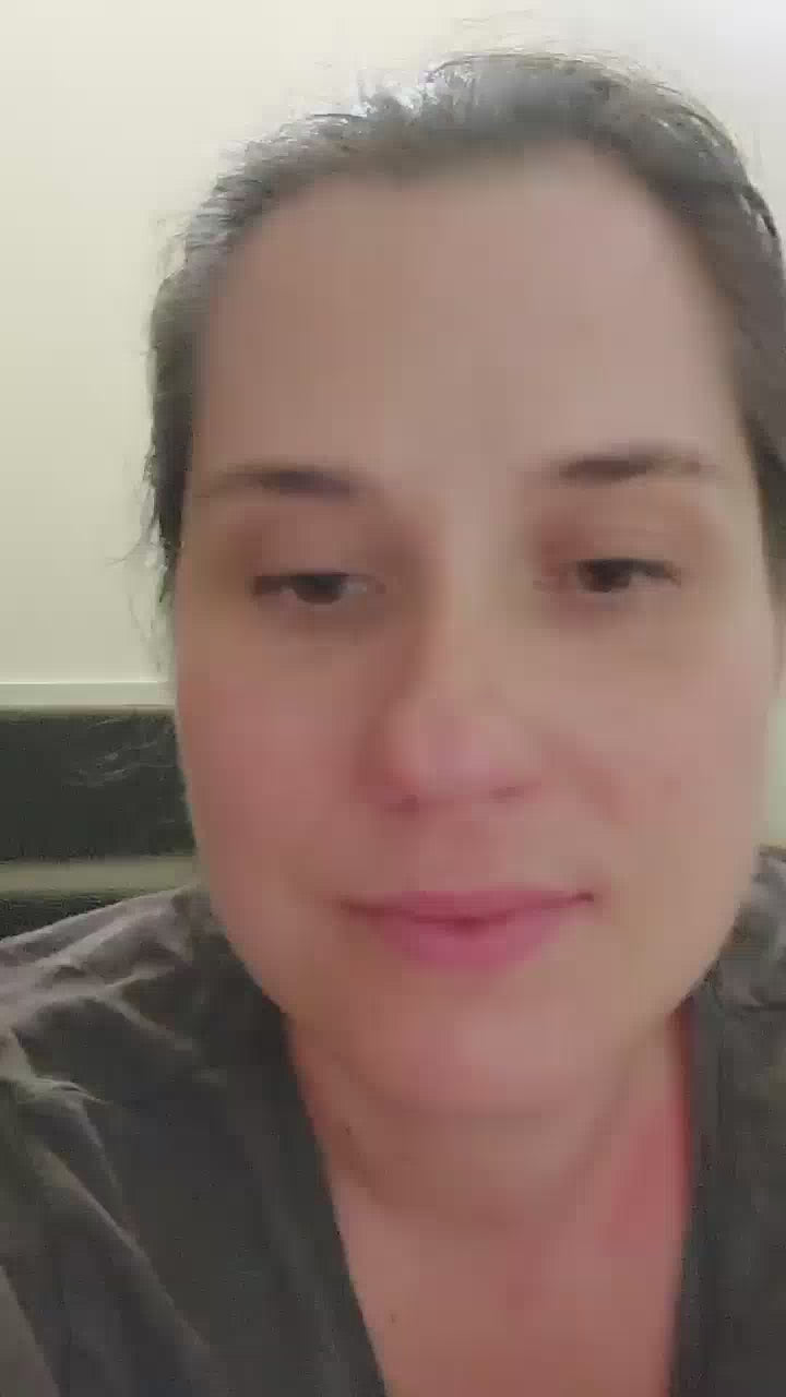 A woman providing a video testimonial of Merindah Botanicals Luxurious Face Cream